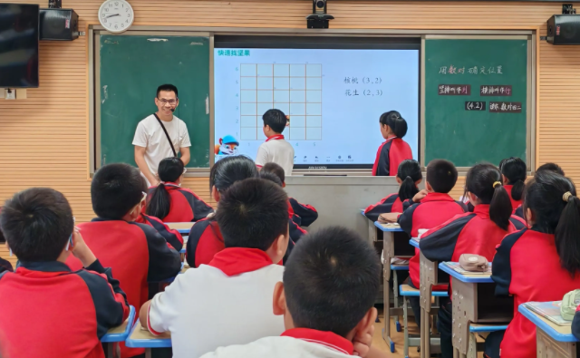 真正意义上可以全天候陪同学生的以相似教师的人物了解学生