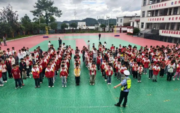 为切实提升学生安意识为师生上一堂知危险会避险交通安全课