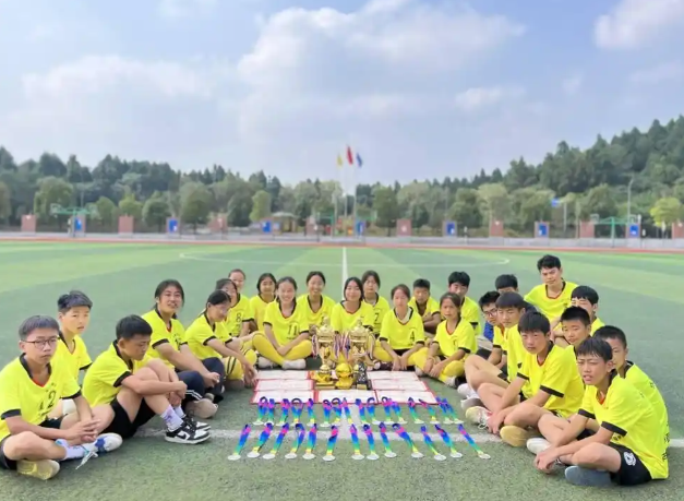 学生双向赋能让书香滋润家庭让人文底蕴与赤色崇奉滋补少年生长 学生双向赋能让书香滋润家庭让人文底蕴与赤色崇奉滋补少年生长