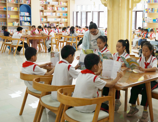 终于近距离才智了人工智能的技能小学的校园里孩子们欢呼雀跃 终于近距离才智了人工智能的技能小学的校园里孩子们欢呼雀跃