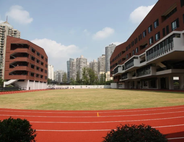 路灯信号灯与地下管网同步配齐为校区师生出行系牢安全带 路灯信号灯与地下管网同步配齐为校区师生出行系牢安全带