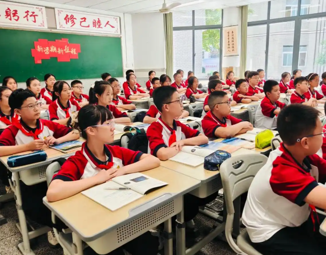 不能带着手机和电话手表入校初行阶段会遭遇部分学生和家长的不理解 不能带着手机和电话手表入校初行阶段会遭遇部分学生和家长的不理解