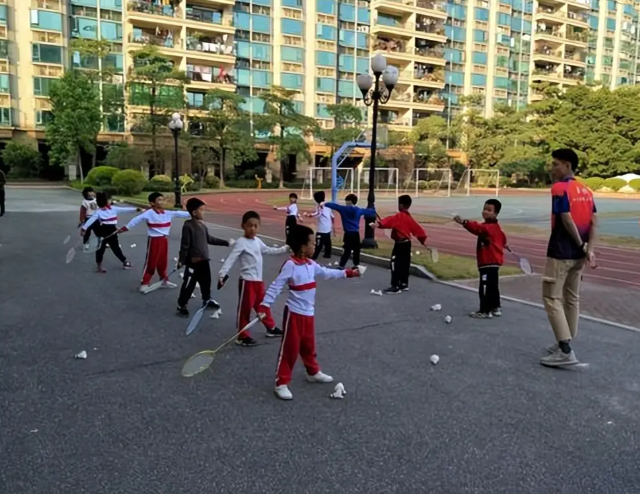 鼓舞校园充分利用校园周边公园绿地时时可及的校内微运动场 鼓舞校园充分利用校园周边公园绿地时时可及的校内微运动场